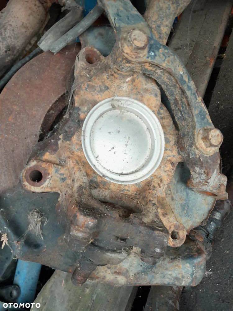 Zwrotnica lewa Toyota Dyna 3.0 D4D 08r - 2