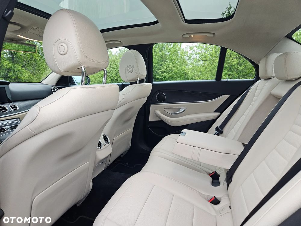 Mercedes-Benz Klasa E 220 d 4-Matic 9G-TRONIC - 22