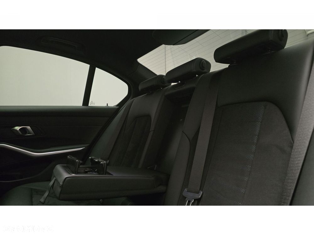BMW Seria 3 320d xDrive mHEV M Sport - 23