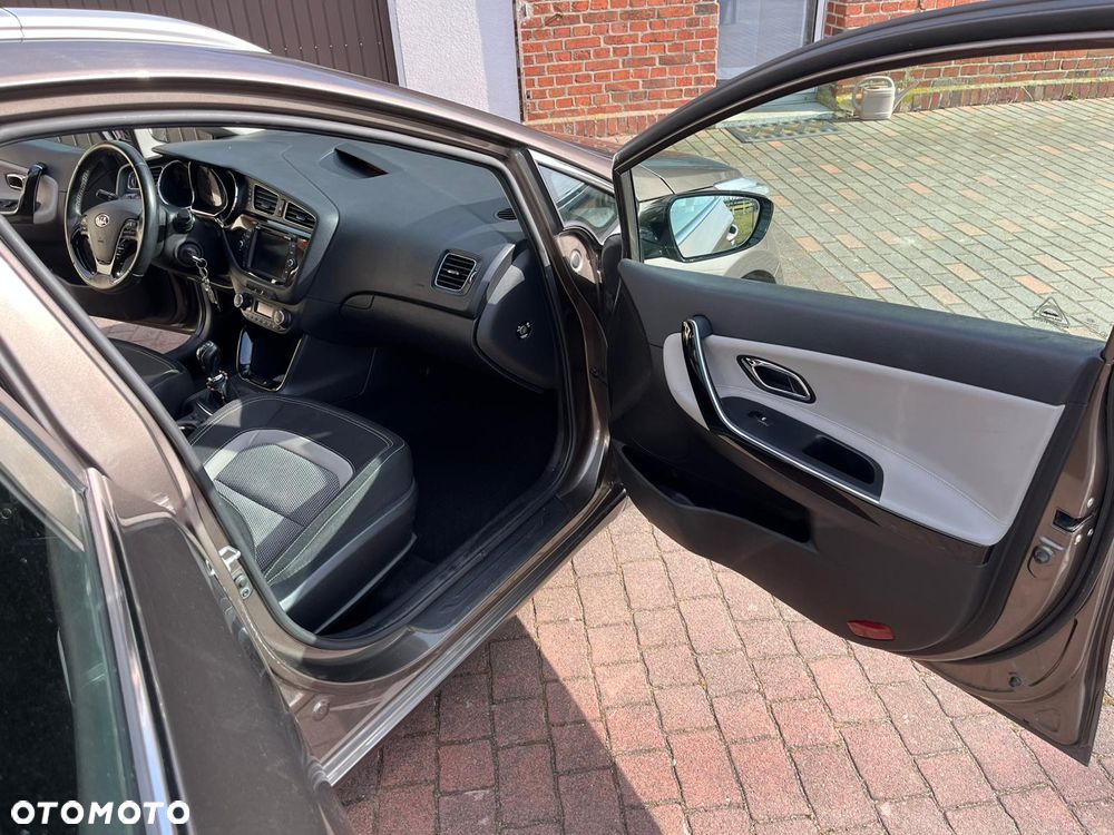 Kia Ceed 1.6 CRDi 128 Fifa World Cup Edition - 11