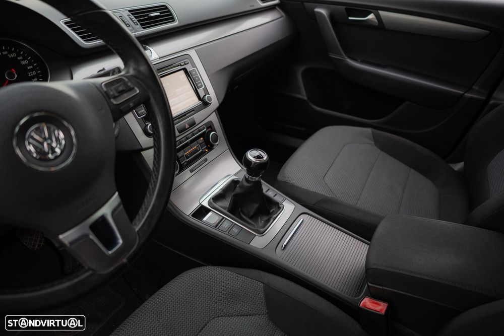 VW Passat 1.6 TDI Confortline BM - 24