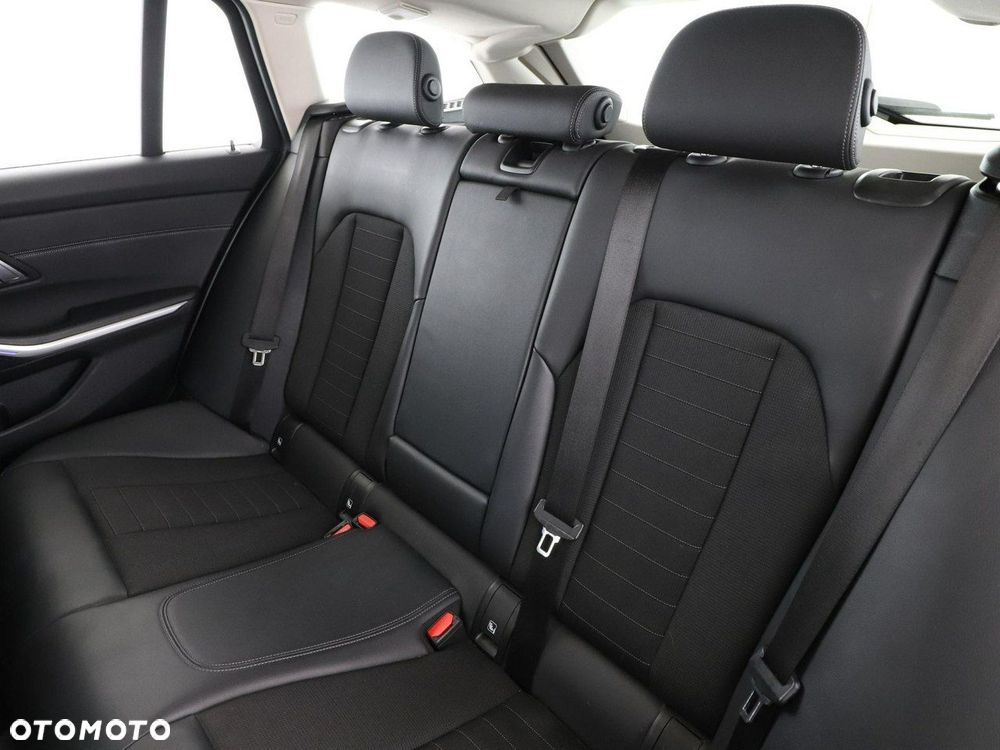 BMW Seria 3 318d Sport Line - 18