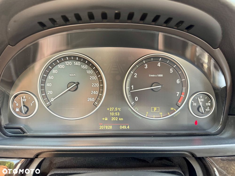BMW Seria 5 550i Sport-Aut - 32