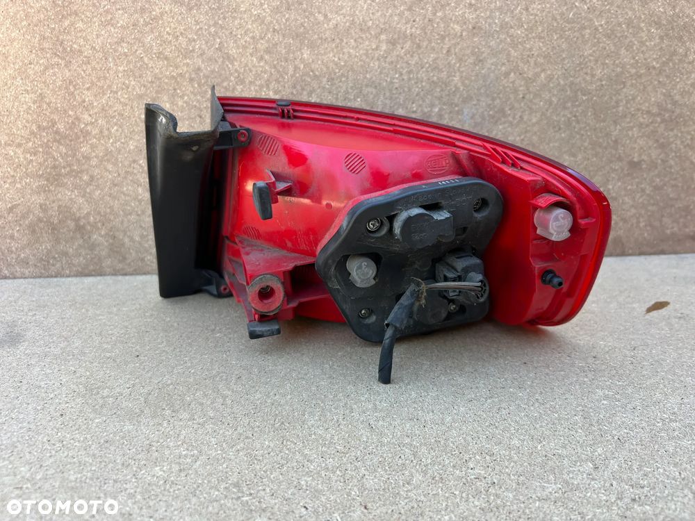 LAMPA TYLNA LEWA AUDI A4 B8 SEDAN 8K5945095D - 2