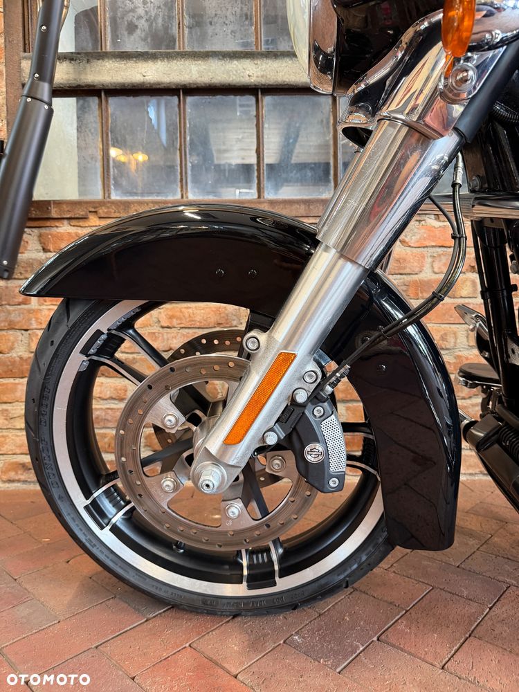 Harley-Davidson Touring Street Glide - 30