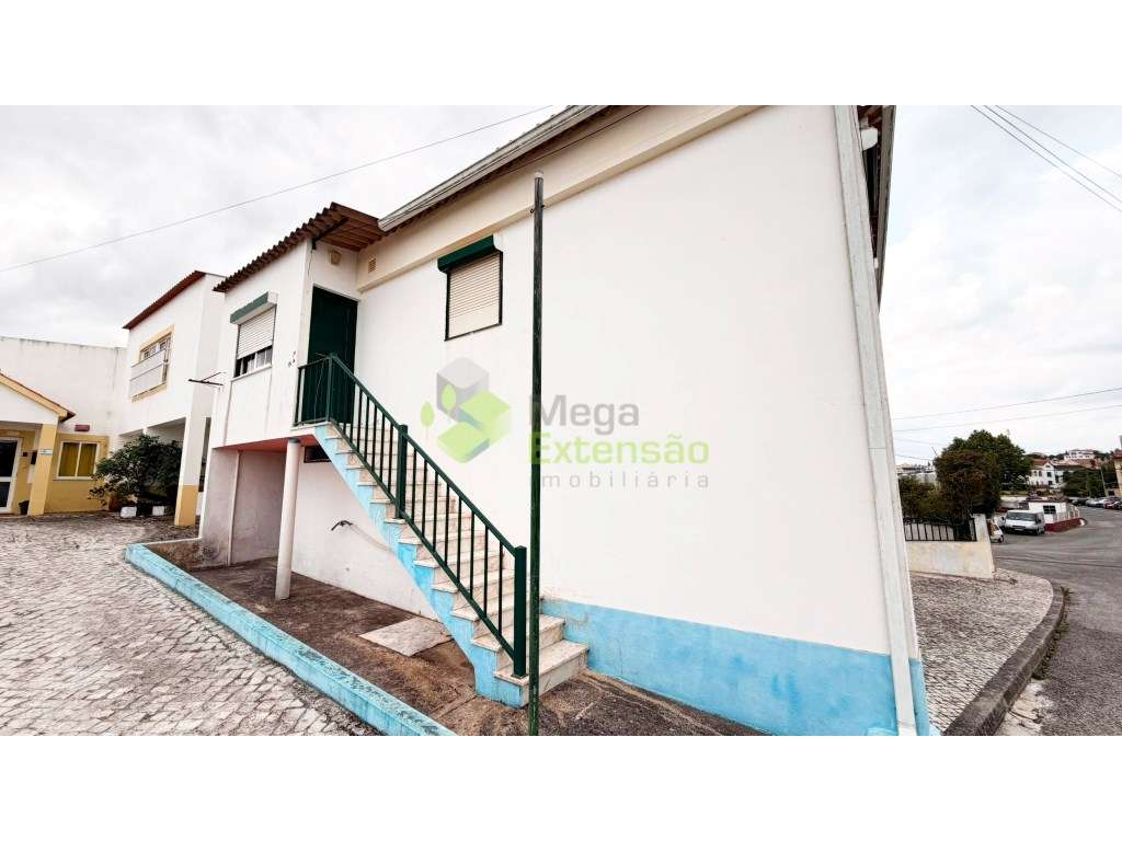 Moradia T3, no centro do Cadaval com adega, sótão e pátio | Oportun... - Grande imagem: 3/35