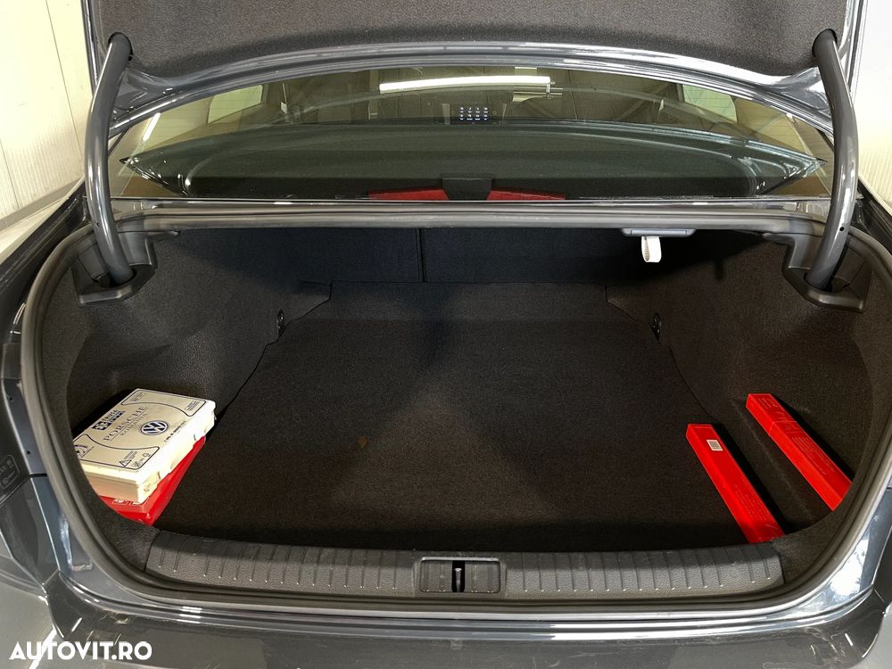 Volkswagen Passat 2.0 TDI Advance - 12