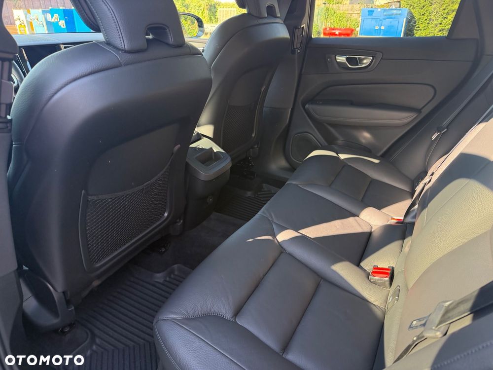 Volvo XC 60 B5 B AWD Plus Dark - 8