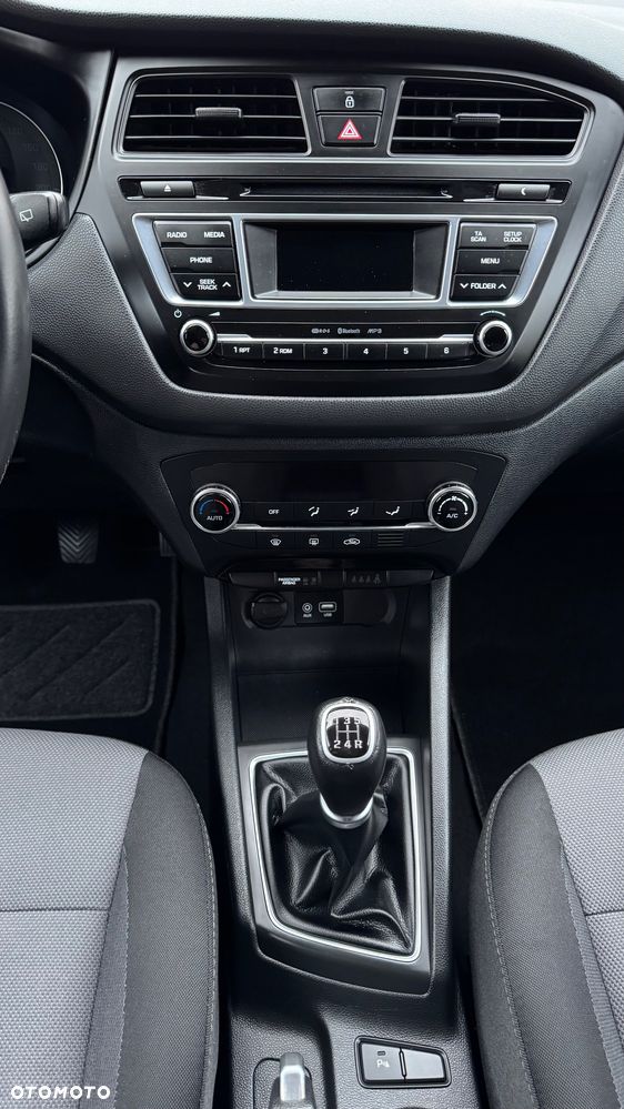 Hyundai i20 blue 1.2 Trend - 23