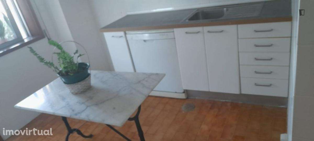 Quarto - localizado em Lordelo do Ouro Porto - Grande imagem: 3/6