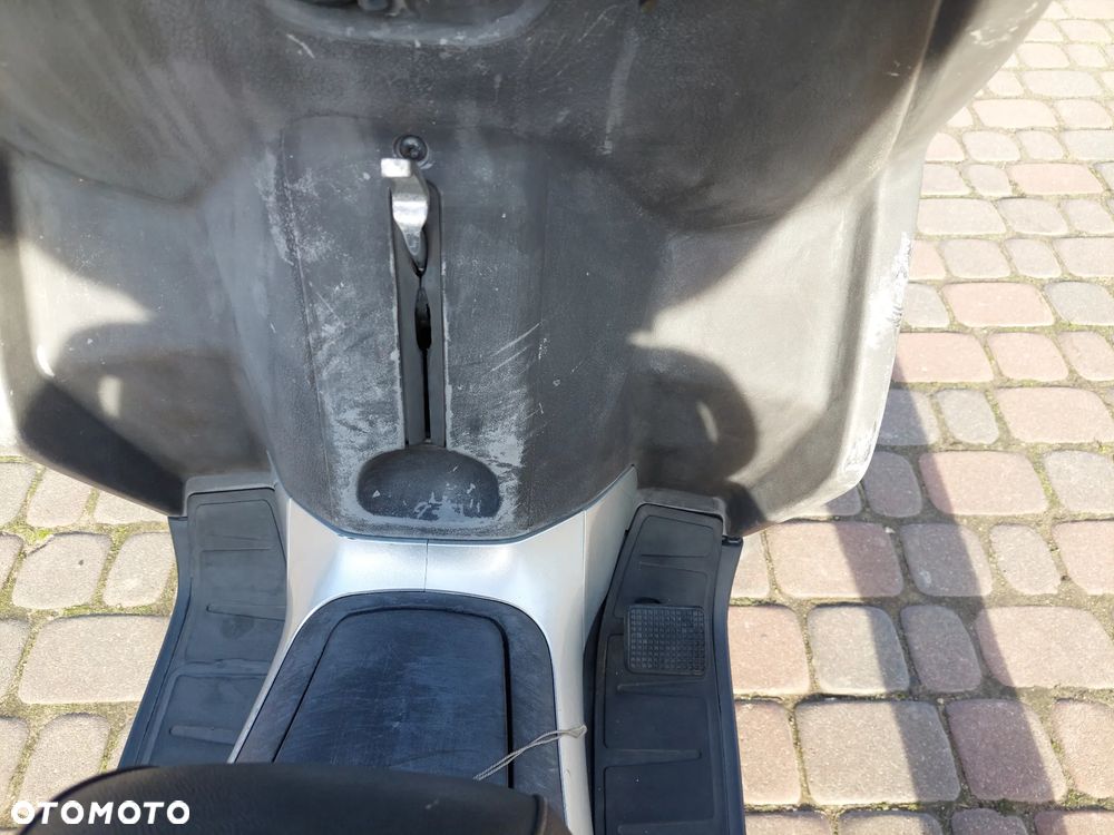 Piaggio MP-3 - 12