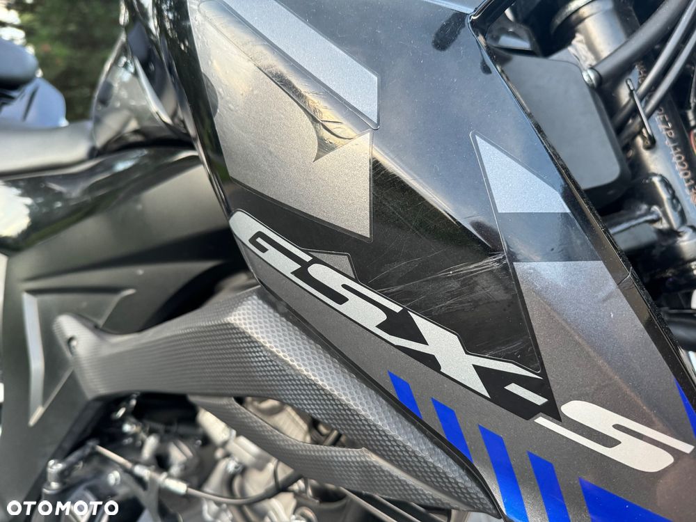 Suzuki GSX - 16