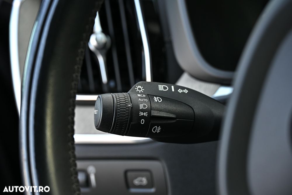 Volvo XC 60 B5 MHEV AWD R-Design - 8