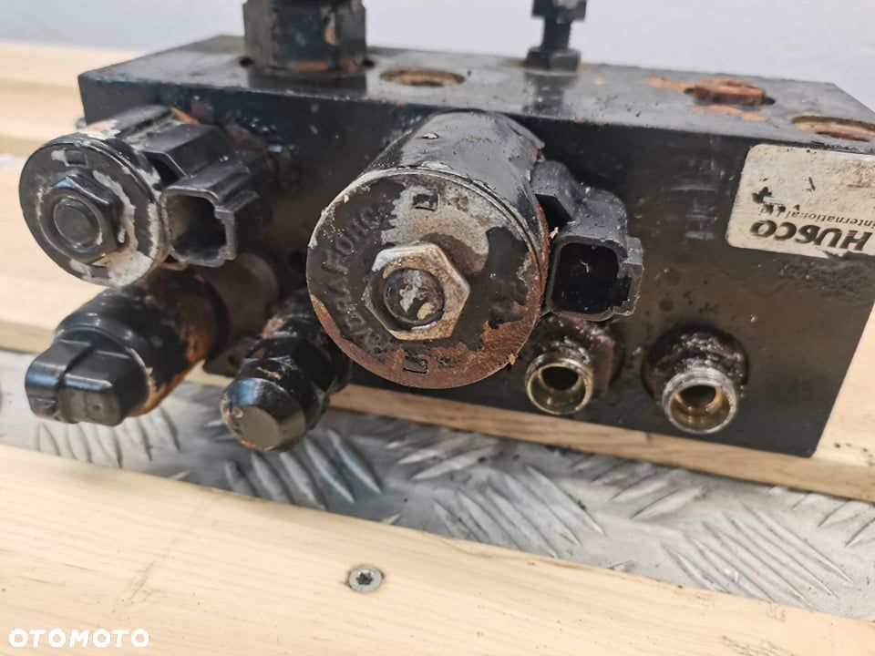 Blok zaworowy sterowania osią Massey Ferguson 7480 - 8