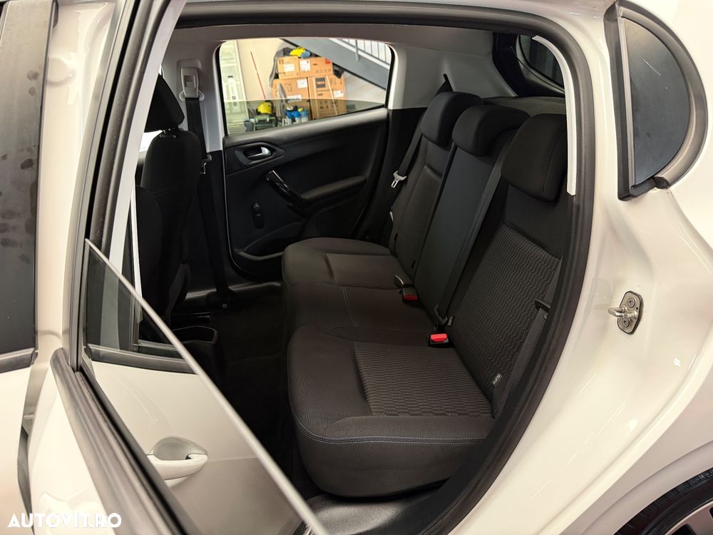 Peugeot 208 PureTech 82 Style - 21