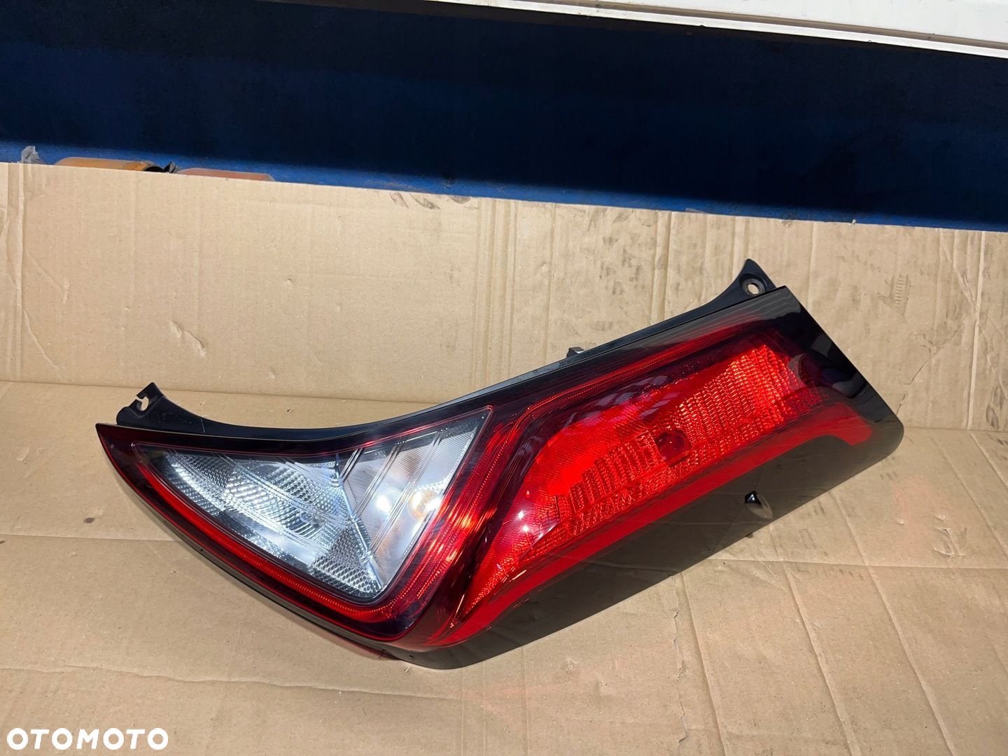 Lampa prawa przednia TOYOTA AYGO II LIFT - 1