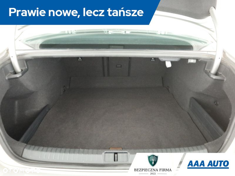 Volkswagen Passat - 12