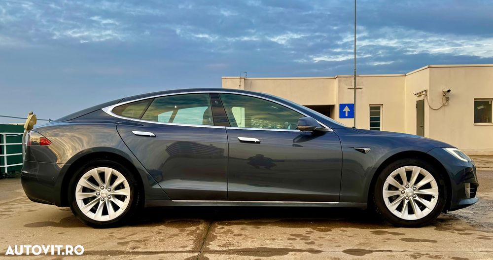 Tesla Model S - 10