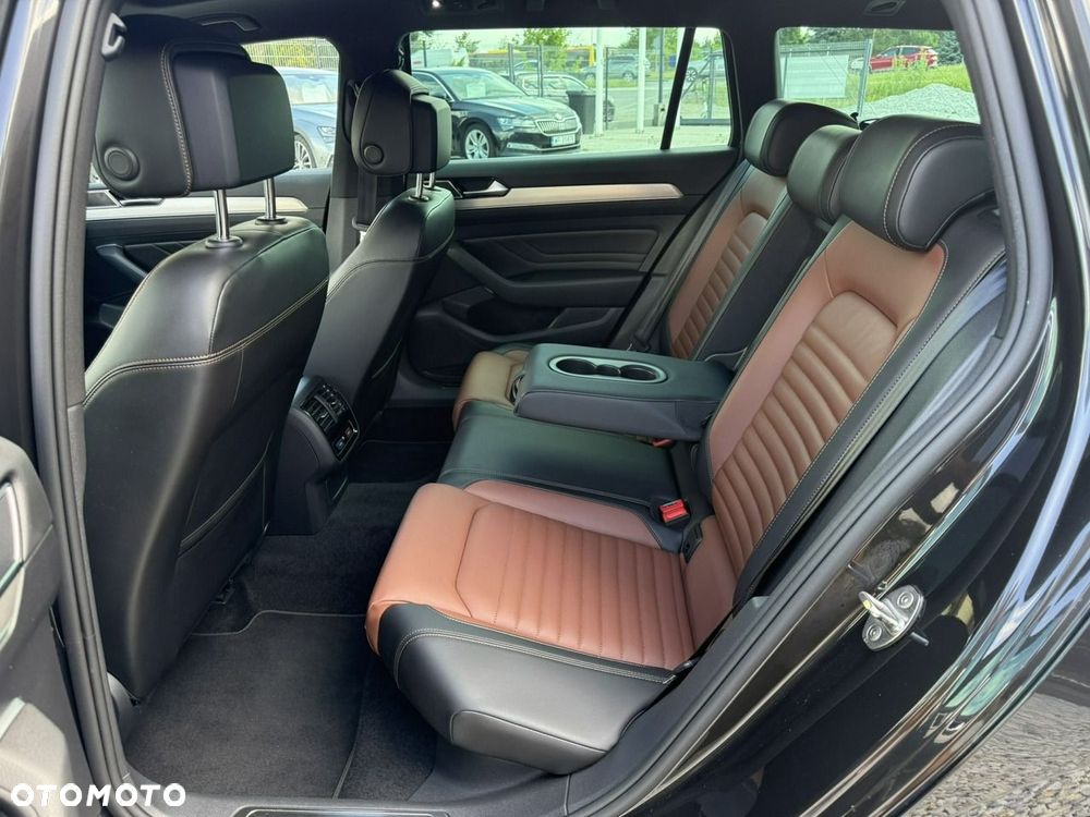 Volkswagen Passat Variant 2.0 TDI SCR DSG Elegance - 12