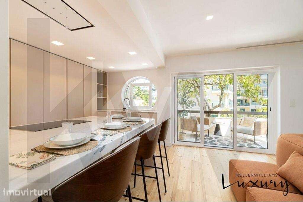 Apartamento T3 renovado com garagem e piscina no centro do Estoril - Grande imagem: 4/52