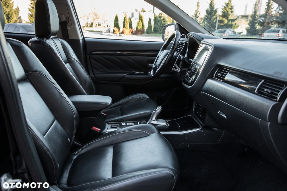 Mitsubishi Outlander Instyle NAVI + - 32
