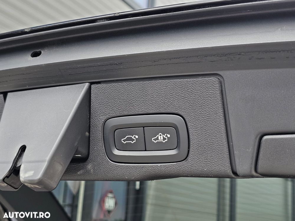 Volvo XC 60 D5 AWD Geartronic RDesign - 28