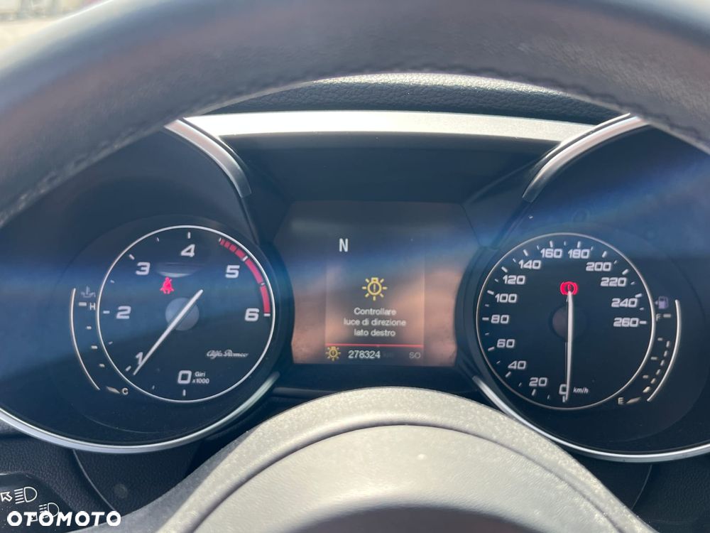 Alfa Romeo Giulia 2.2 - 12