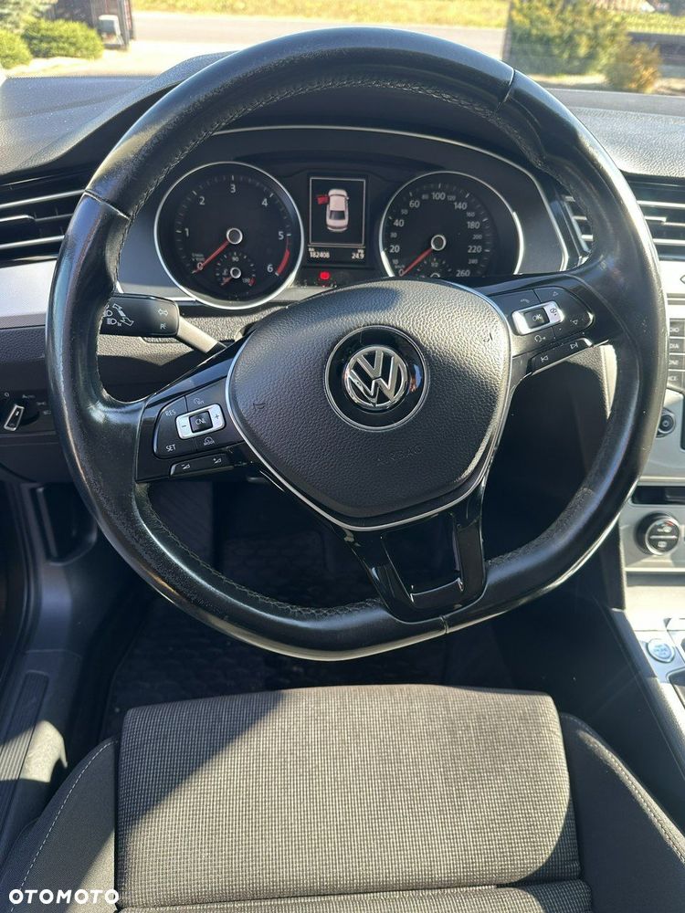 Volkswagen Passat - 15