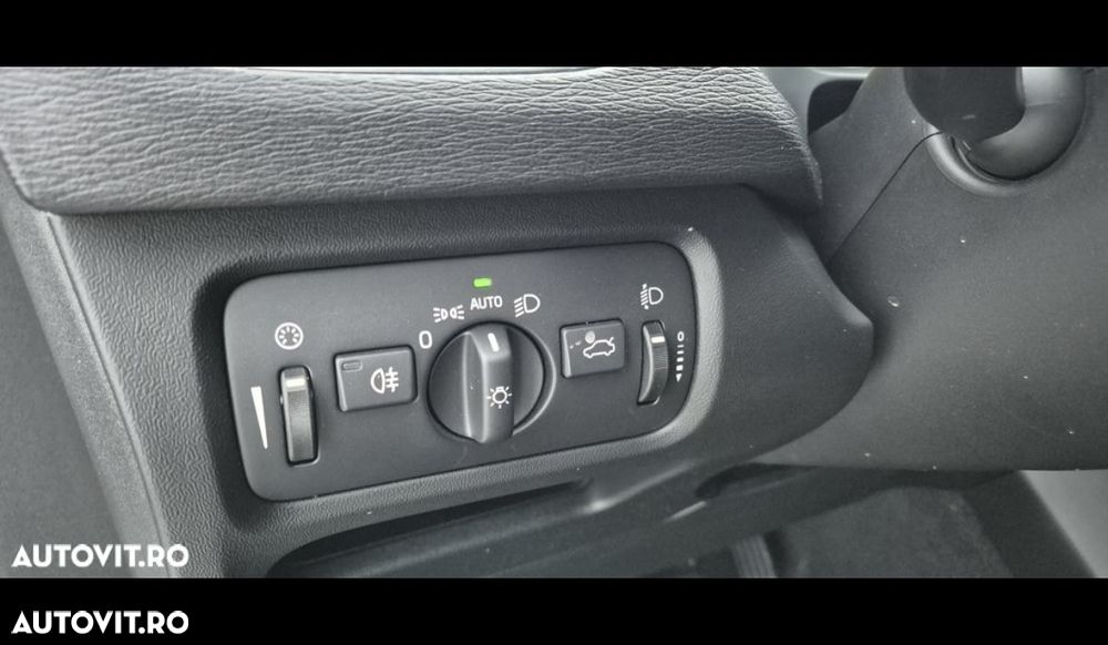 Volvo V40 D4 Momentum - 24