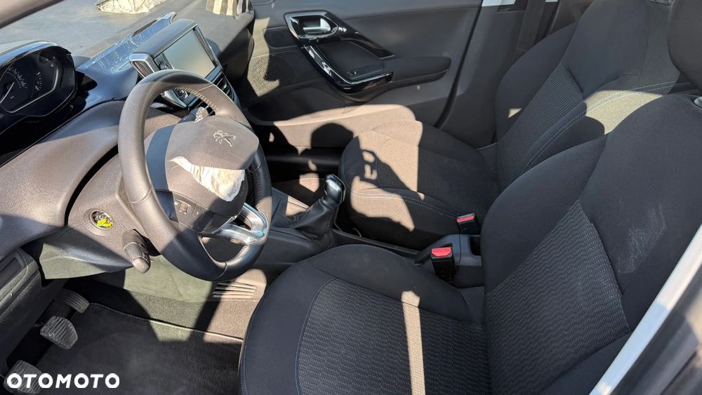 Peugeot 208 - 14
