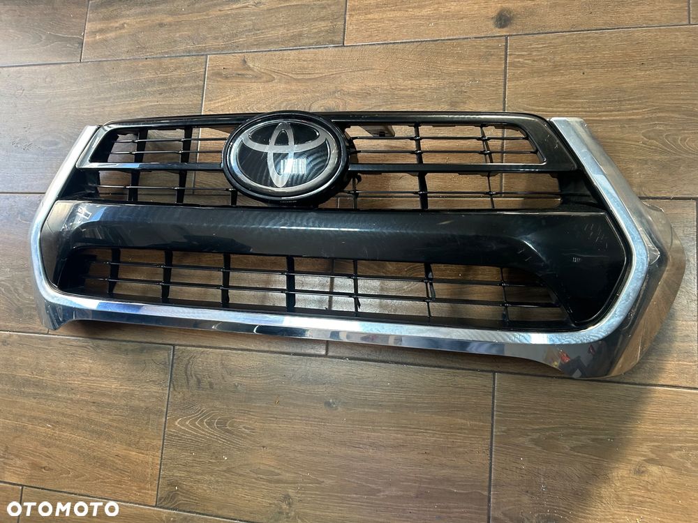 Atrapa kratka grill TOYOTA HILUX 8 VIII LIFT 20- ORG