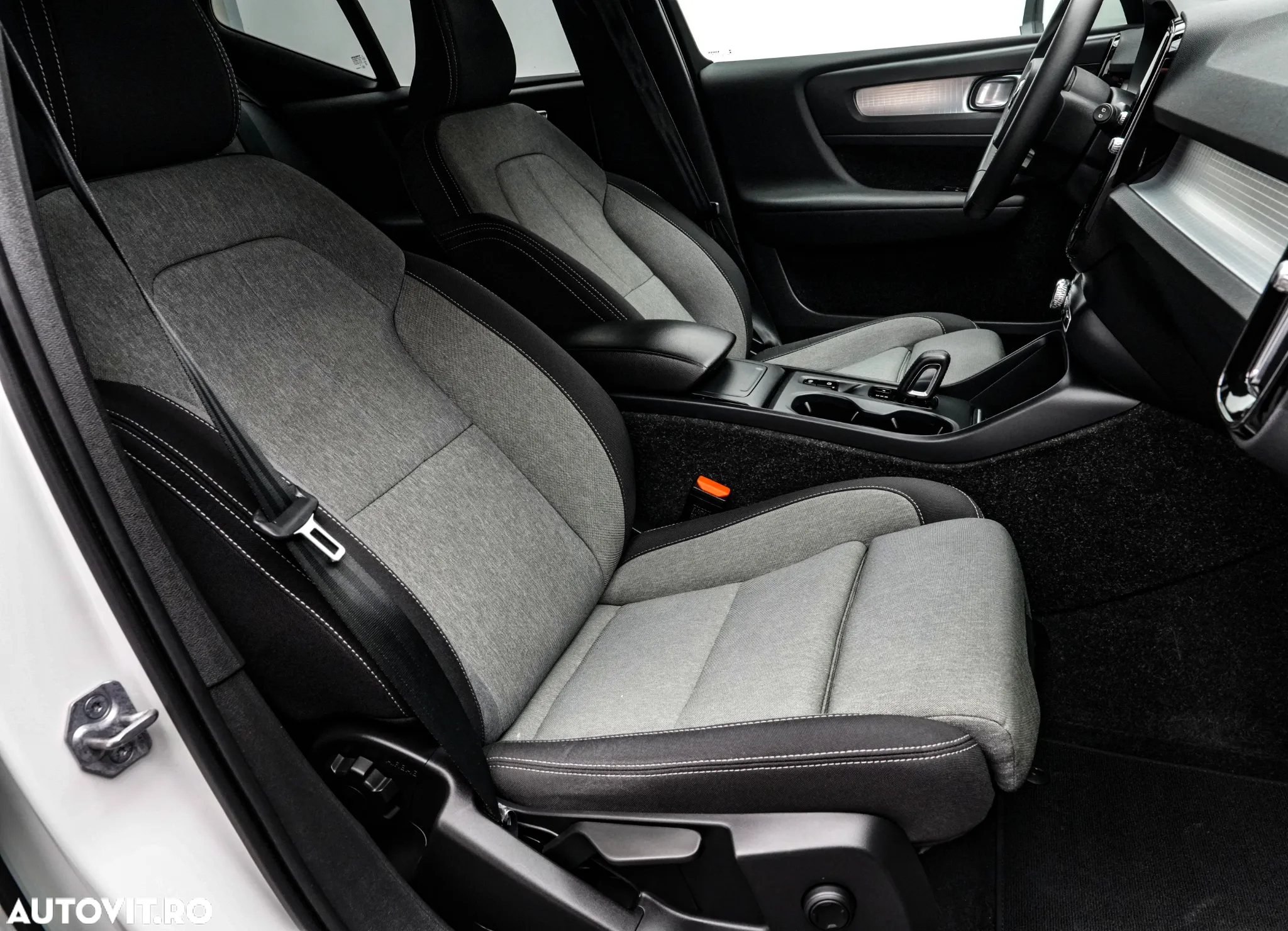 Volvo XC 40 T3 AT8 Momentum Pro - 12