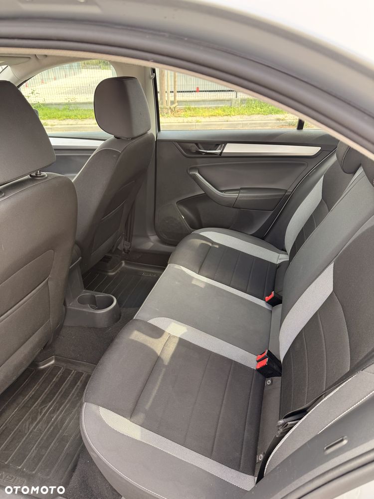 Skoda RAPID 1.6 TDI DPF Ambition - 12