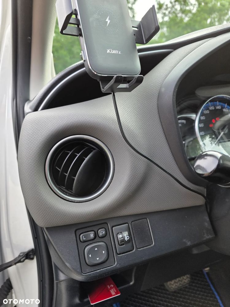 Toyota Yaris Hybrid 100 Sol - 19