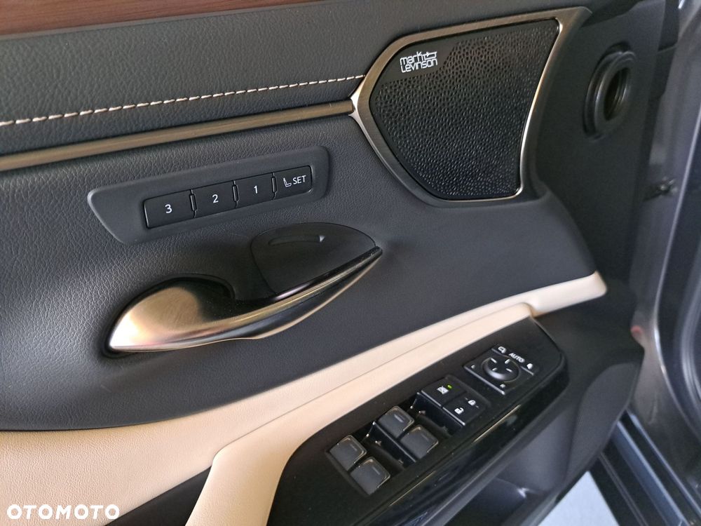 Lexus ES 300h Omotenashi - 35