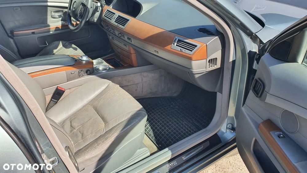 BMW Seria 7 735i - 8