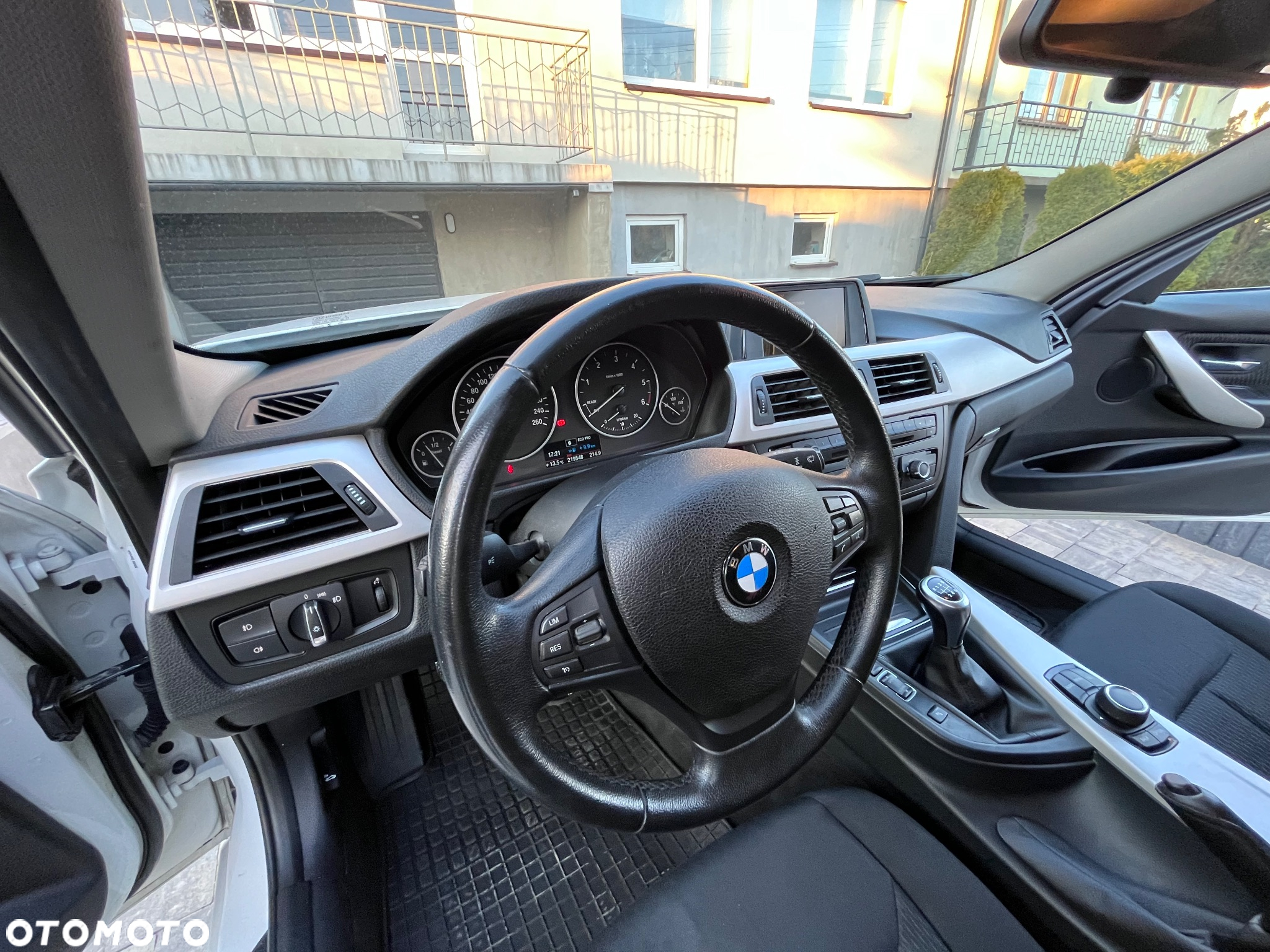 BMW Seria 3 318d xDrive - 9