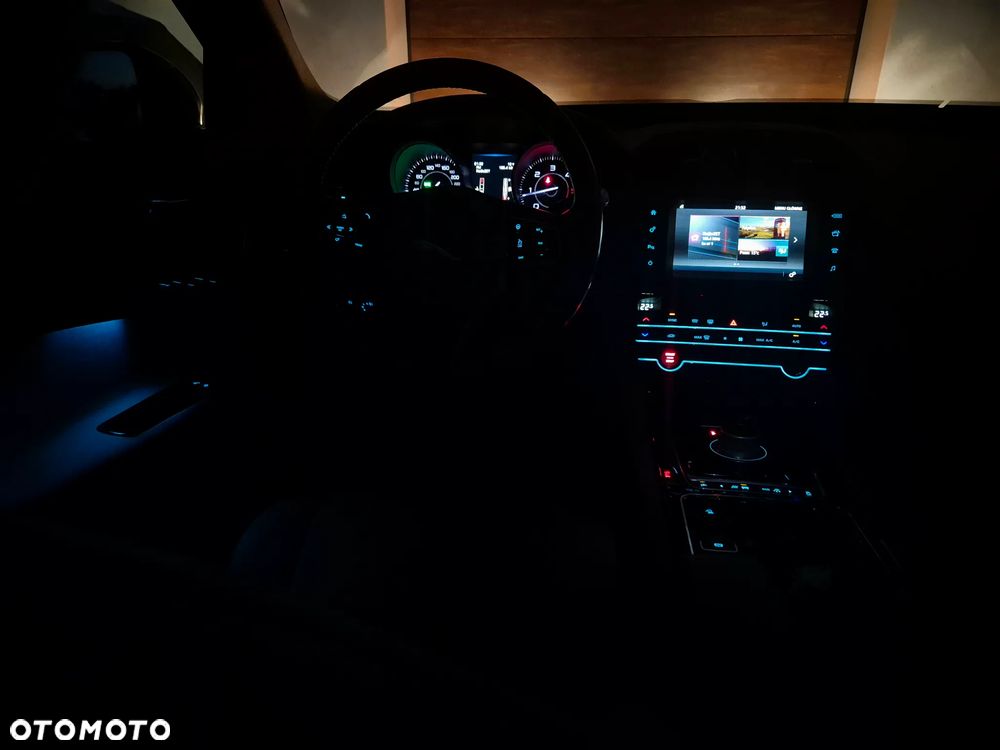 Jaguar XE 20d Prestige - 21