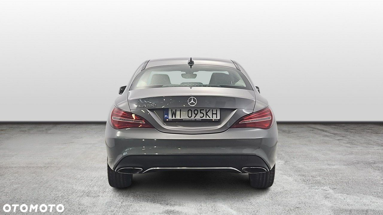 Mercedes-Benz CLA 180 7G-DCT Urban - 4