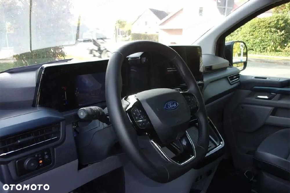 Ford Tourneo Custom - 11