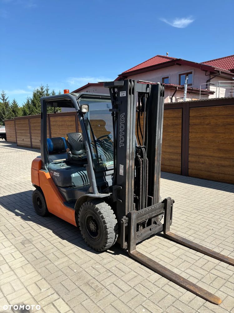 Toyota 02-8FGF25 wózek widłowy 2010R. LPG TRIPLEX - 1