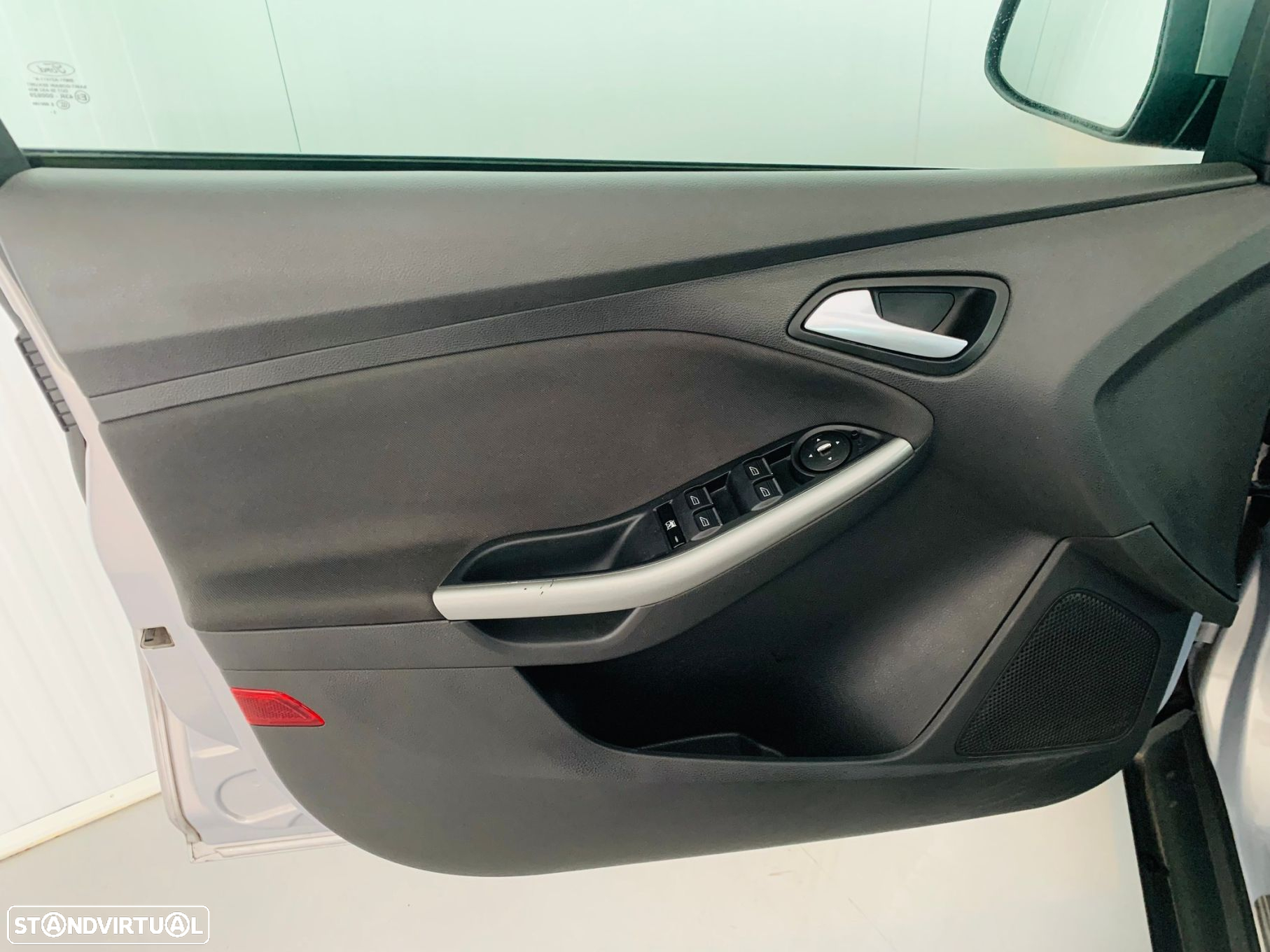 Ford Focus 1.0 EcoBoost S&S TITANIUM - 6