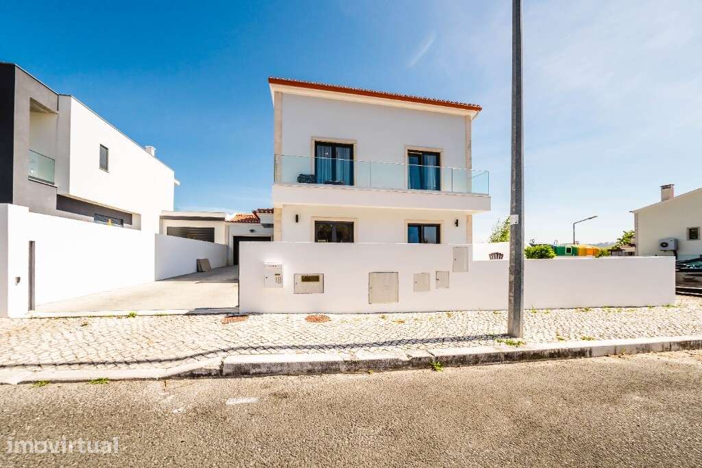 Moradia T3 + Sótão com Excelente Eficiência Energética a Apenas 3 km d - Grande imagem: 3/60