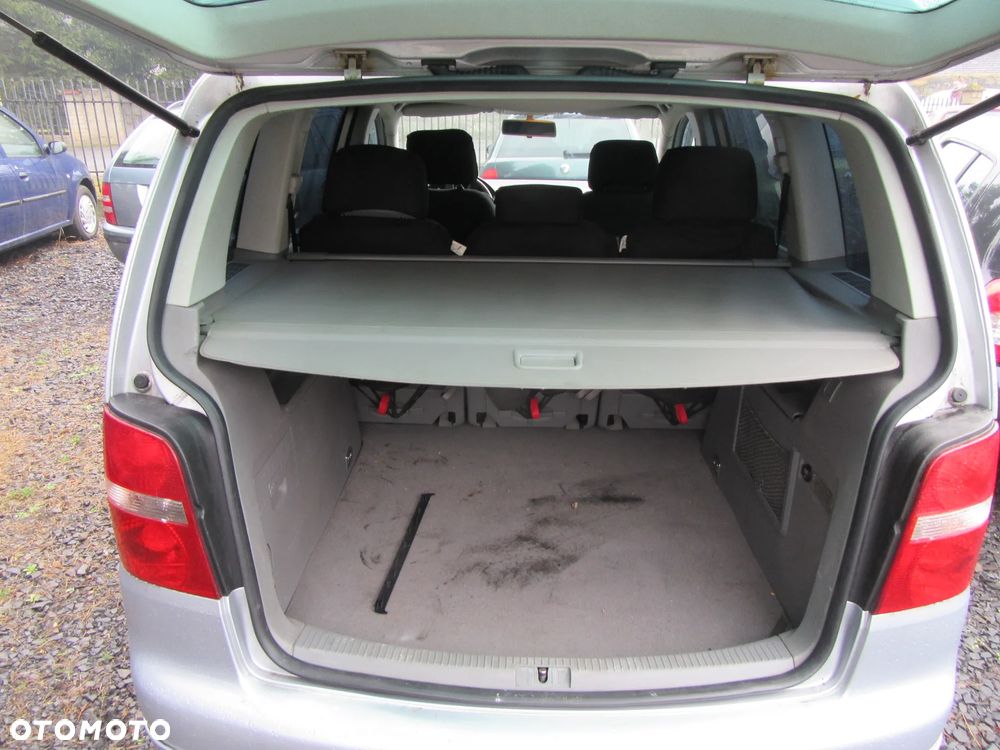 Volkswagen Touran 1.6 FSI - 11