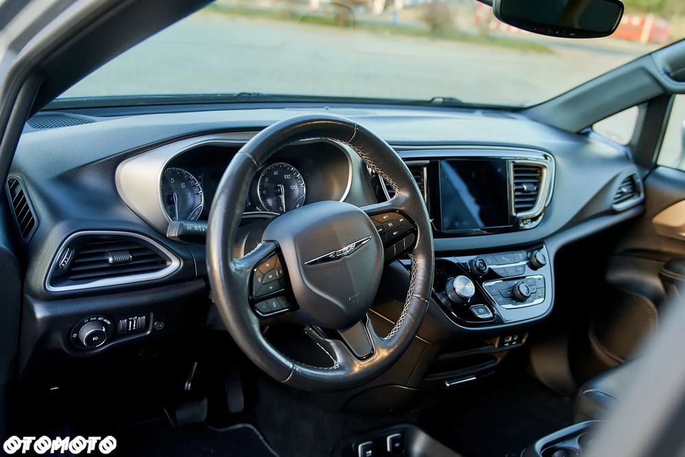 Chrysler Pacifica - 11