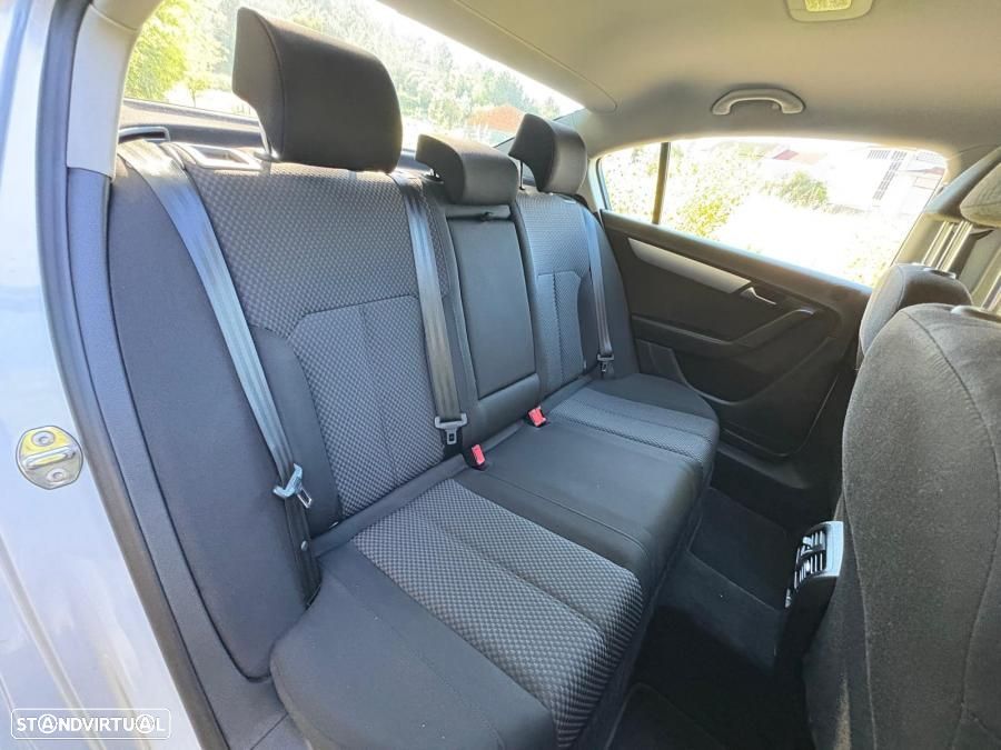 VW Passat 1.6 TDI Confortline - 21