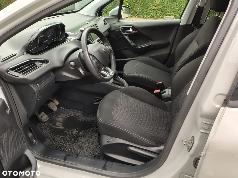 Peugeot 208 - 17