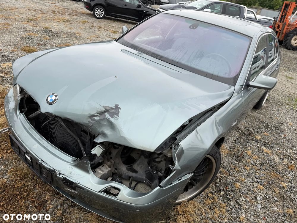 BMW Seria 7 745i - 8