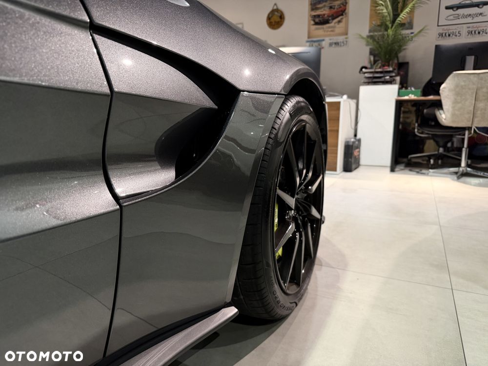 Aston Martin Vantage - 32
