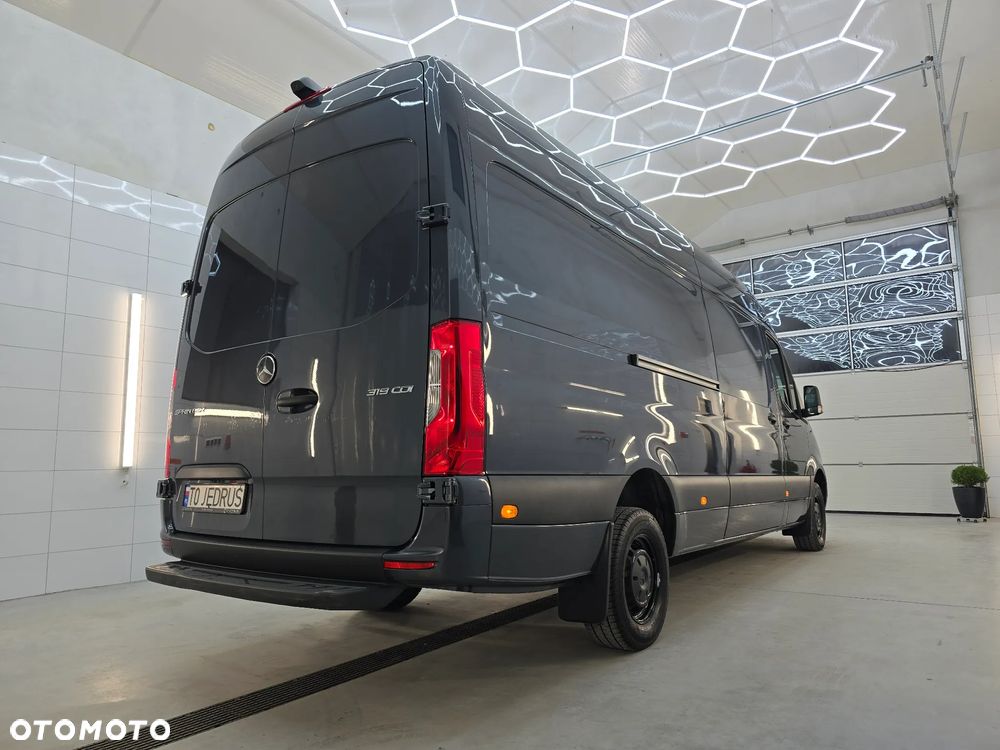Mercedes-Benz SPRINTER 319 3.0 V6 CDI AUTOMAT 4,40Cm Długi SERWIS ASO MERCEDES-BENZ DO OSTATNIEGO km SALON PL FUL LED HIGH PERFORMANCE MBUX z ekranem dotykowym 10,25 cali SIEDZENIE KIEROWCY KOMFORTOWE, HYDRAULICZNE RESOROWANE PODGRZEWANA SZYBA PRZEDNIA TEMPOMAT KAMERA COFANIA LAKIER METALIK - 7